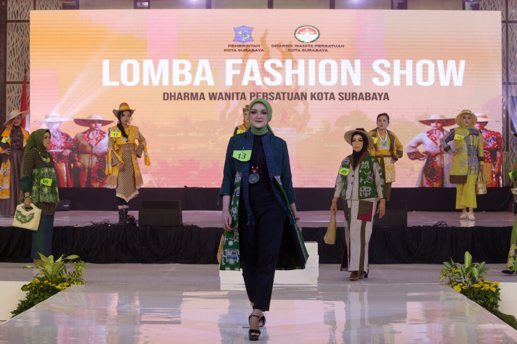 Gelar Fashion Show di HUT Ke-24, DWP Kota Surabaya Libatkan 28 UMKM Jahit Padat Karya