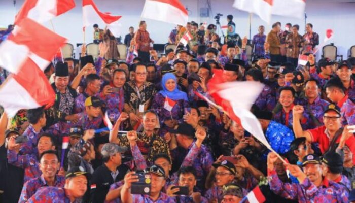 Terima Penghargaan ‘Ibu Perangkat Desa Jatim’ dari PPDI Jatim