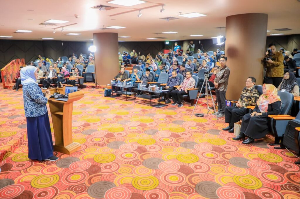 Gubernur Khofifah Jadi Keynote Speaker Seminar Nasional Sekolah Pasca Sarjana UNAIR