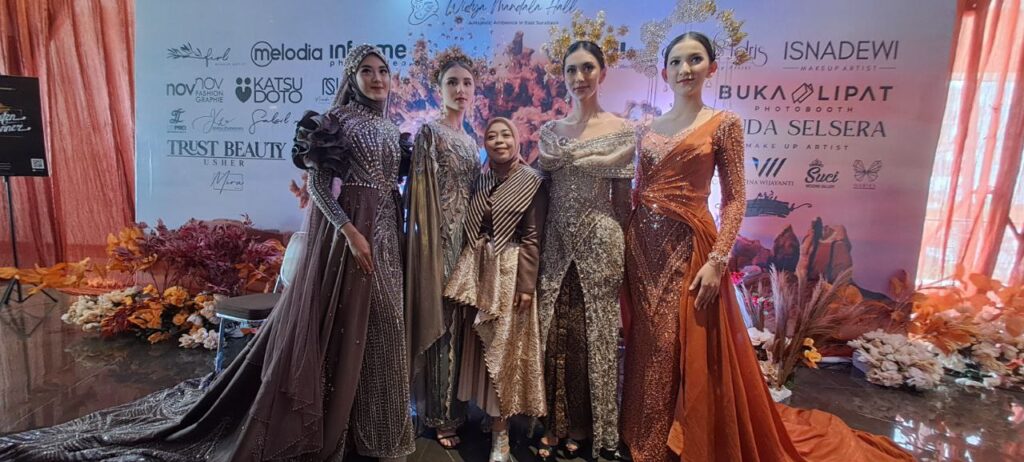 Shades of Love by Whulyan Attire Manjakan Pengunjung Widya Mandala Hall