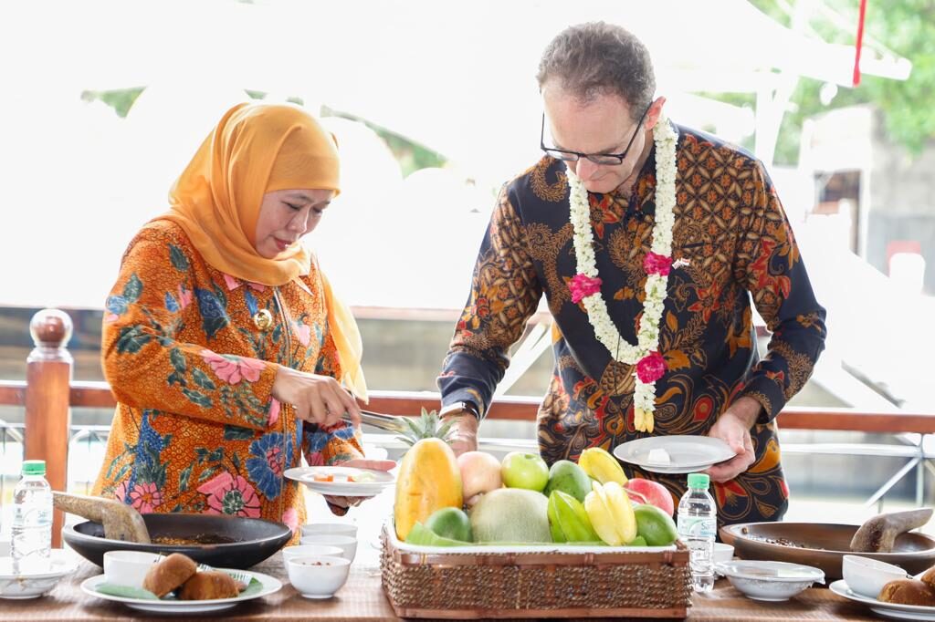 Pertemuan Gubernur Khofifah Bersama Dubes Inggris Bahas Proyek Kereta SRRL Dan Pendidikan