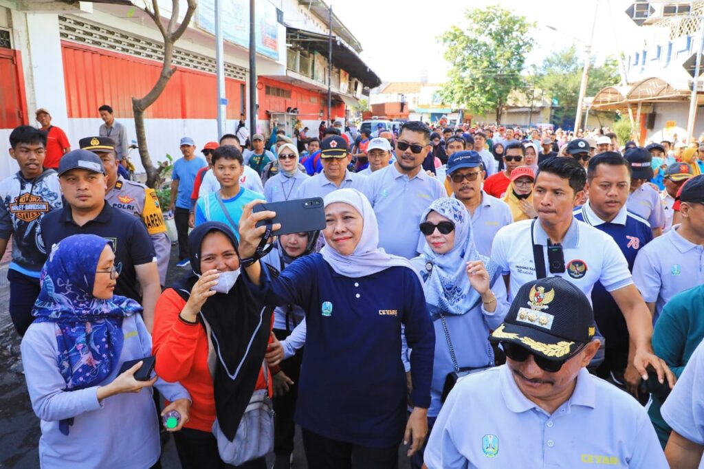 Gubernur Khofifah Membaur Jalan Sehat Bersama 17 Ribu Masyarakat Situbondo