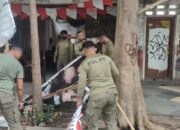 Satpol PP Surabaya bersama Panwascam Masifkan Penertiban APK yang Tak Sesuai Ketentuan