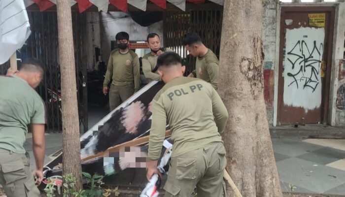 Satpol PP Surabaya bersama Panwascam Masifkan Penertiban APK yang Tak Sesuai Ketentuan