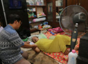 Dinsos Surabaya Jemput Bola Salurkan BLT Permakanan bagi KPM Sakit