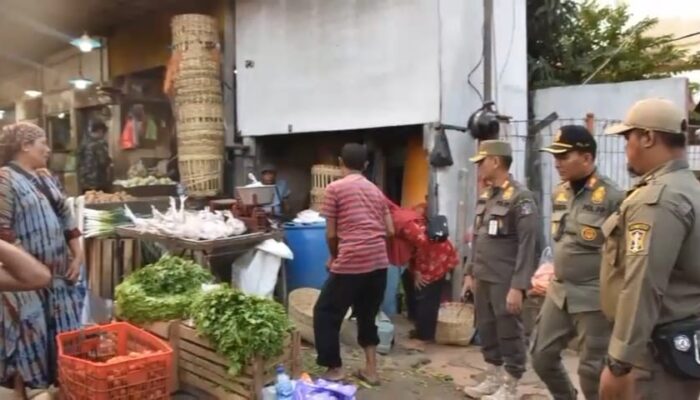 Satpol PP Surabaya Rutin Tertibkan PKL di Pedestrian, PDPS Diminta Atur Pedagang Pasar Keputran