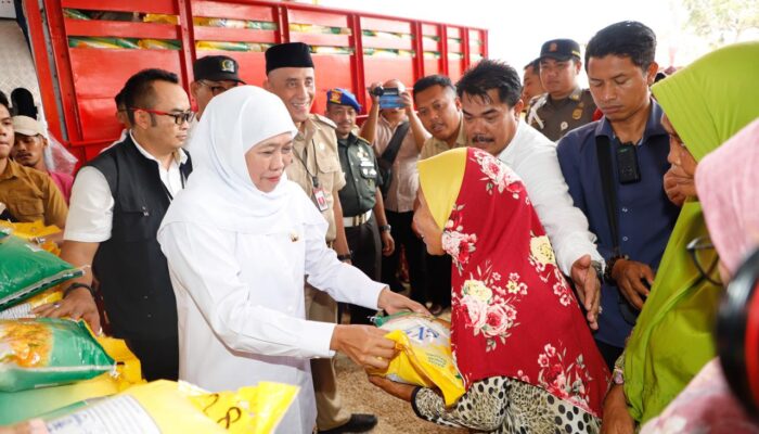 Gubernur Khofifah Serahkan Bansos dan Zakat Produktif di Bangkalan