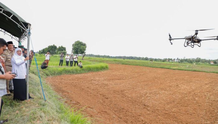 Gubernur Khofifah Operasikan Drone Penanam Kedelai di Bangkalan