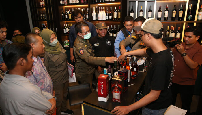Penjualan Tidak Sesuai Izin, Satpol PP Sita Puluhan Mihol dari Tiga Ruko di Surabaya Barat