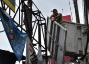 Satpol PP Surabaya Tindak Tegas Reklame Tak Berizin dan Tidak Bayar Pajak