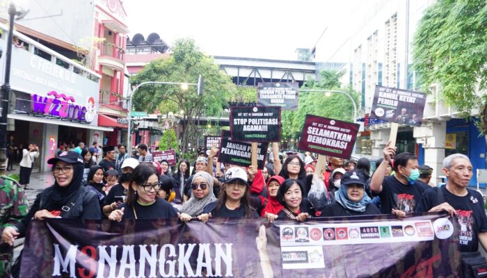 Di Kampanye Terakhir, Jaringan Arek Ksatria Airlangga Gemakan Ganjar-Mahfud di jl.Tunjungan Surabaya