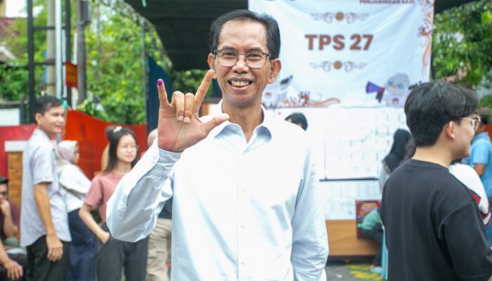 Adi Sutarwijono Memilih di TPS 27 Penjaringansari, Tunjukkan 3 Jari Usai Mencoblos