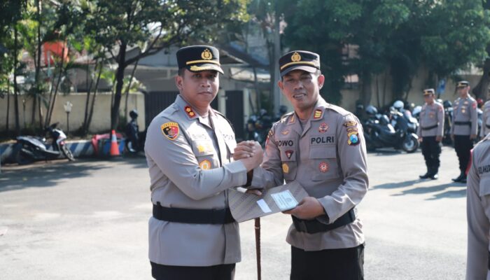 Kapolres Kediri Beri Penghargaan Kapolsek Pare di Lomba TPS dan PAM Pemilu