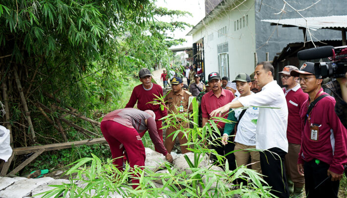 Puluhan Satgas DSDABM Surabaya Dikerahkan Bangun Tanggul di Pakal Madya dan Tengger Raya