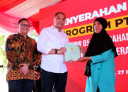 Wali Kota Eri Cahyadi Serahkan Sertipikat Tanah Program PTSL