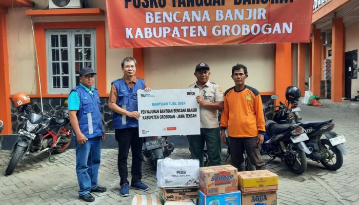 SIG Salurkan Paket Sembako untuk Korban Bencana Banjir Bandang Grobogan dan Demak