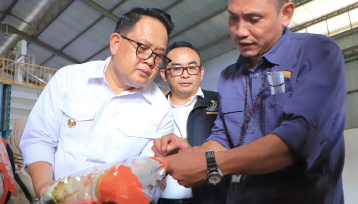 Pj. Gubernur Adhy Pastikan Stok Beras Jatim Aman Hingga 6 Bulan Ke Depan