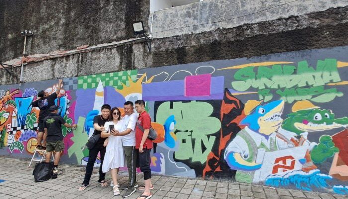 Surabaya is Yours : Norton Bangunan, Undang Seniman Grafity Percantik Tembok Halaman Parkir Toko