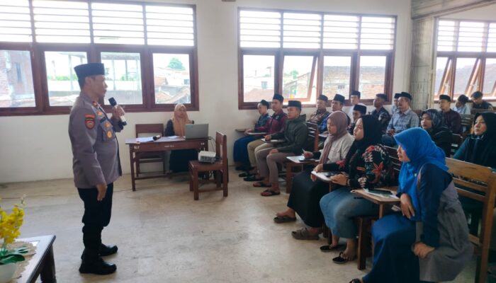 Cegah Bulying, Polsek Mojoroto Polres Kota Kediri Gelar Sosialisi di Pondok Pesantren