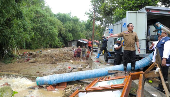 Pj. Gubernur Adhy Gerak Cepat Tinjau Banjir di Blega Bangkalan