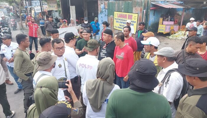 Satpol PP Surabaya Segel Lahan Bongkar Muat Sayur yang Tak Sesuai IMB