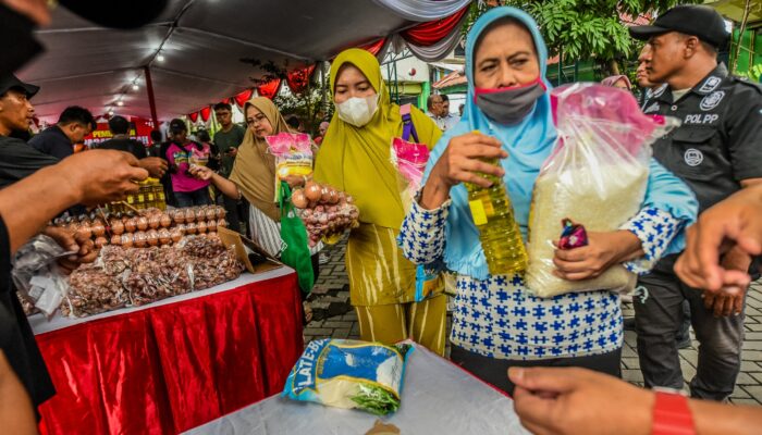 Wali Kota Eri Imbau Warga Tak Panik, Pasar Murah Surabaya Berlanjut hingga Akhir Tahun