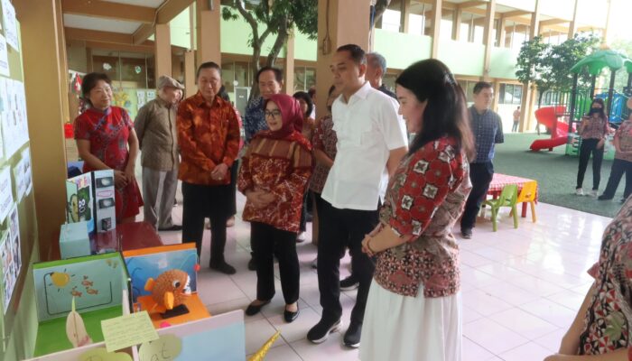 Pemkot Surabaya Terima Bantuan Lima Smart Board dari Yayasan Xin Zhong School