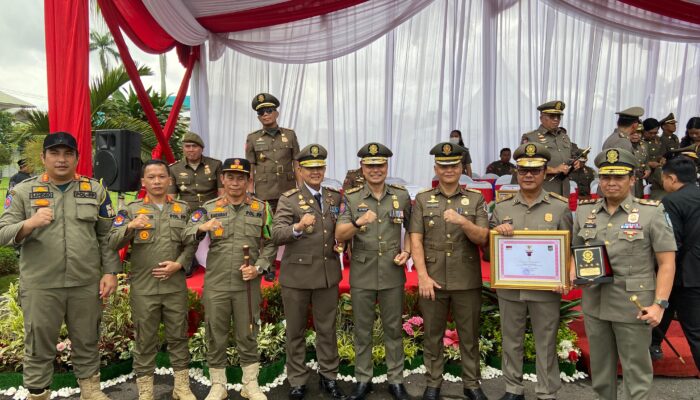 Wali Kota Eri Cahyadi dan Satpol PP Surabaya Raih Penghargaan Sekaligus dari Kemendagri