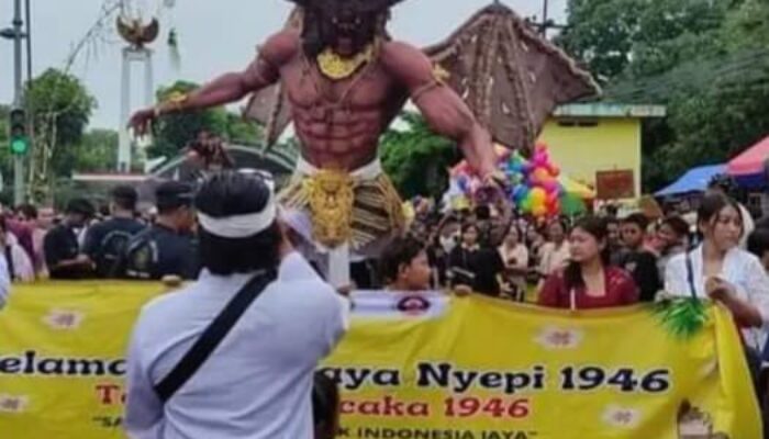 Ribuan Warga Saksikan Arakan Ogo Ogo Hari Raya Nyepi ke 1946 di Tugu Garuda Kediri