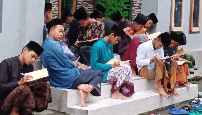 Di Bulan Ramadhan, Santri Ponpes Mahir Arriyadl Ringinagung Kediri Ngaji Kitab Kuning