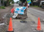 Cegah Korban Berikutnya, Warga Desa Keling Kepung Pasang Tanda Bahaya di Jalan Raya Pare-Kediri