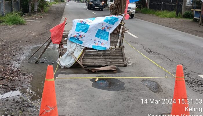 Cegah Korban Berikutnya, Warga Desa Keling Kepung Pasang Tanda Bahaya di Jalan Raya Pare-Kediri