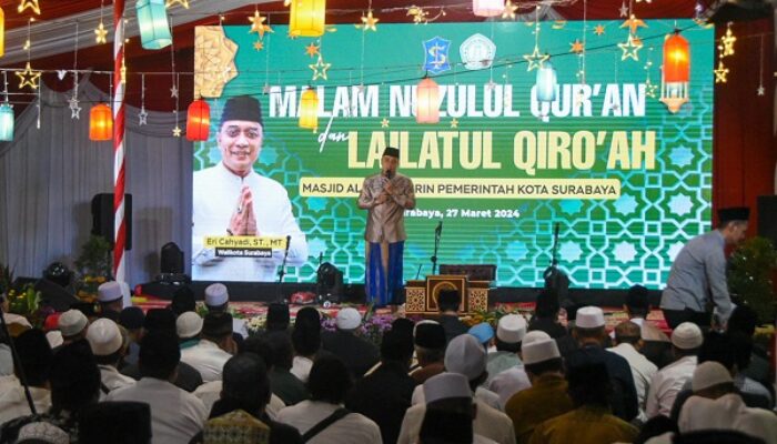 Di Malam Nuzulul Quran, Wali Kota Eri Ingatkan Warga Surabaya Berzakat di Kampungnya Sendiri