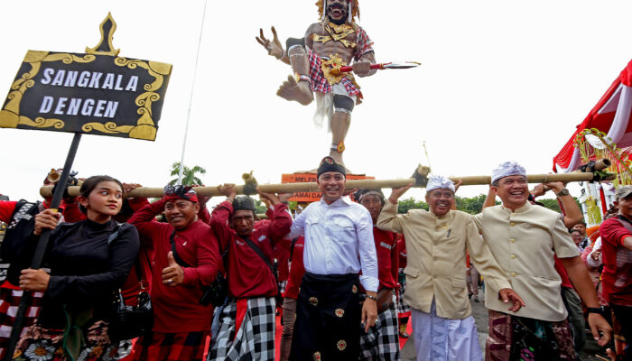 Pawai Seni Ogoh-Ogoh di Balai Kota Surabaya Sambut Hari Raya Nyepi bagi Umat Hindu