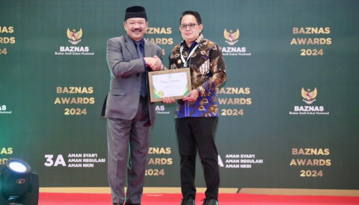 Pj. Gubernur Adhy Terima Penghargaan Kepala Daerah Pendukung Pengelolaan Zakat Terbaik Nasional di Baznas Awards 2024