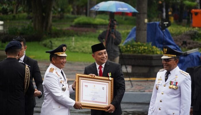 Raih Skor Tertinggi, Kota Surabaya Raih Penghargaan Penyelenggaraan Pemerintah Berkinerja Tinggi dari Kemendagri