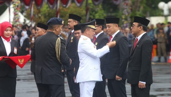 Wali Kota Eri Terima Penyematan Tanda Kehormatan Satyalancana Karya Bhakti Praja Nugraha