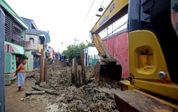 DSDABM Surabaya bersama PDAM Surya Sembada Gerak Cepat Atasi Kebocoran Pipa Dukuh Kupang Barat