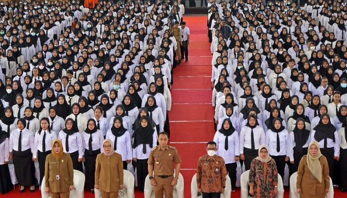 Wali Kota Eri Cahyadi Serahkan 2.086 SK Pengangkatan PPPK Surabaya