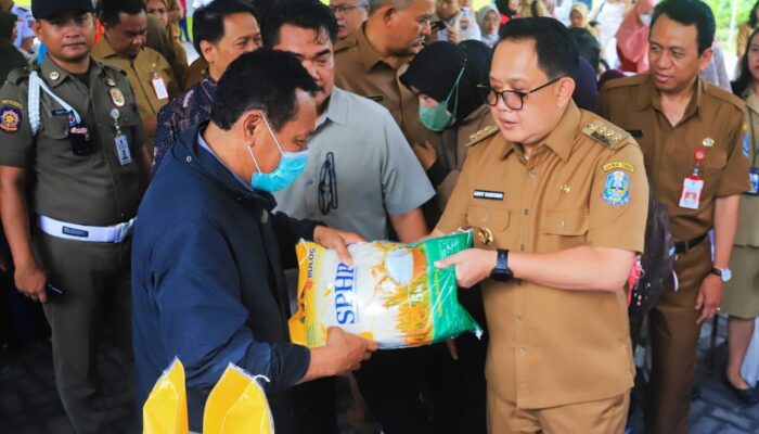 Pj. Gubernur Adhy Pastikan Stok dan Harga Bahan Pokok di Jatim Stabil Jelang Idul Fitri 2024