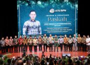 Pj. Gubernur Adhy Dampingi Menteri ATR/BPN Serahkan Sertipikat Tanah Rumah Peribadatan