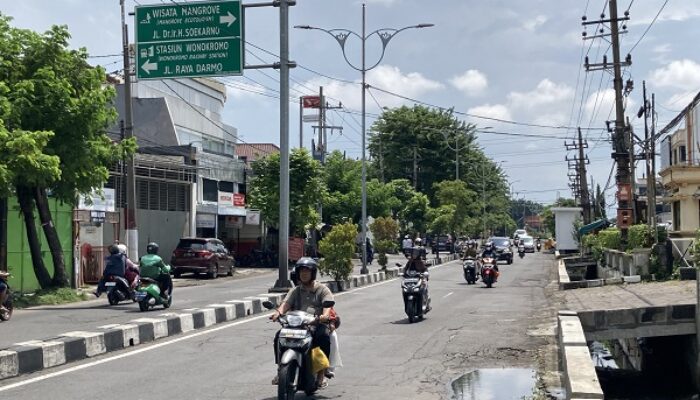 Awal Mei, Pemkot Surabaya Betonisasi dan Aspal Jalan Raya Kedung Baruk-Kalirungkut