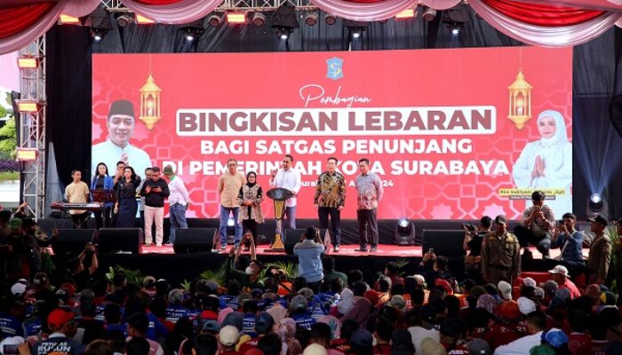 Wali Kota Eri Cahyadi Bagikan Bingkisan Lebaran kepada 14 Ribu Satgas Penunjang Pemkot Surabaya