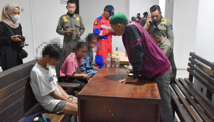 Satpol PP Surabaya Amankan 3 Remaja yang Pesta Miras saat Ramadan