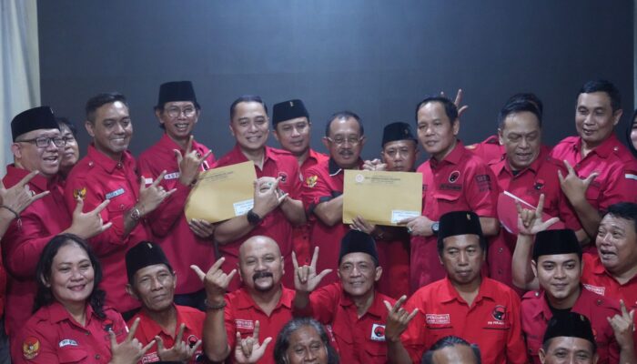 Terima Formulir di Depan Kader Banteng, Eri Cahyadi-Armuji Daftar ke PDIP Surabaya pada 2 Mei