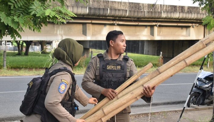 Ganggu Pengguna Jalan, Satpol PP Surabaya Tertibkan PKL di Jalan Kertomenanggal