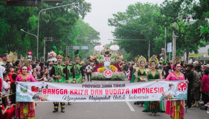 Dekranasda Jatim Meriahkan Parade Mobil Hias Jatim Sarat Budaya dan Sejarah