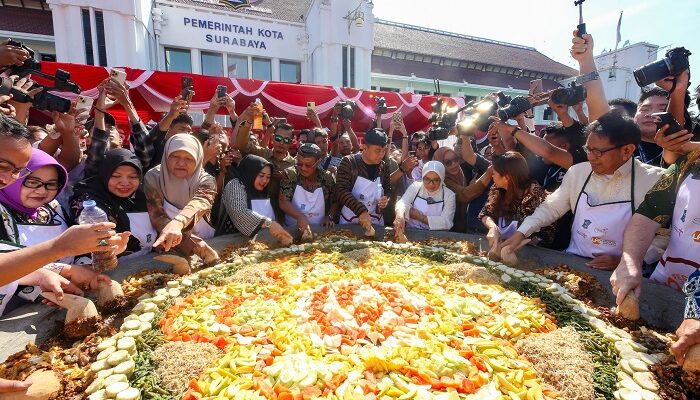 Jadi Simbol Kebersamaan Warga Surabaya, Festival Rujak Uleg 2024 Sukses Digelar di Balai Kota