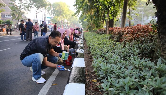 Seluruh Pegawai Pemkot Surabaya Kerja Bakti Cat Ulang Curbing Median Jalan