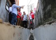 Cek Penggunaan Dana Kelurahan, Wali Kota Eri Blusukan ke Gang-gang Sempit Pantau Saluran di Perkampungan